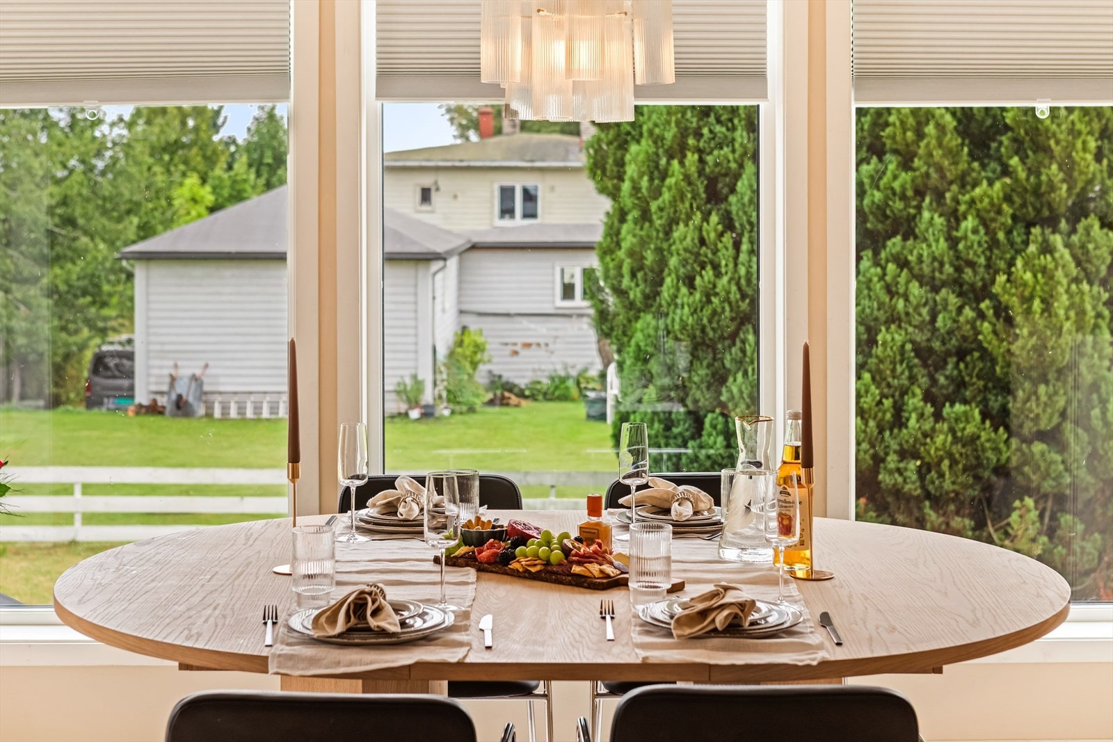 Leiligheten fikk en omfattende innvendig oppgradering i 2018 (unntatt kjøkken og bad), og fremstår som et gjennomført og tiltalende hjem. Galleribilde