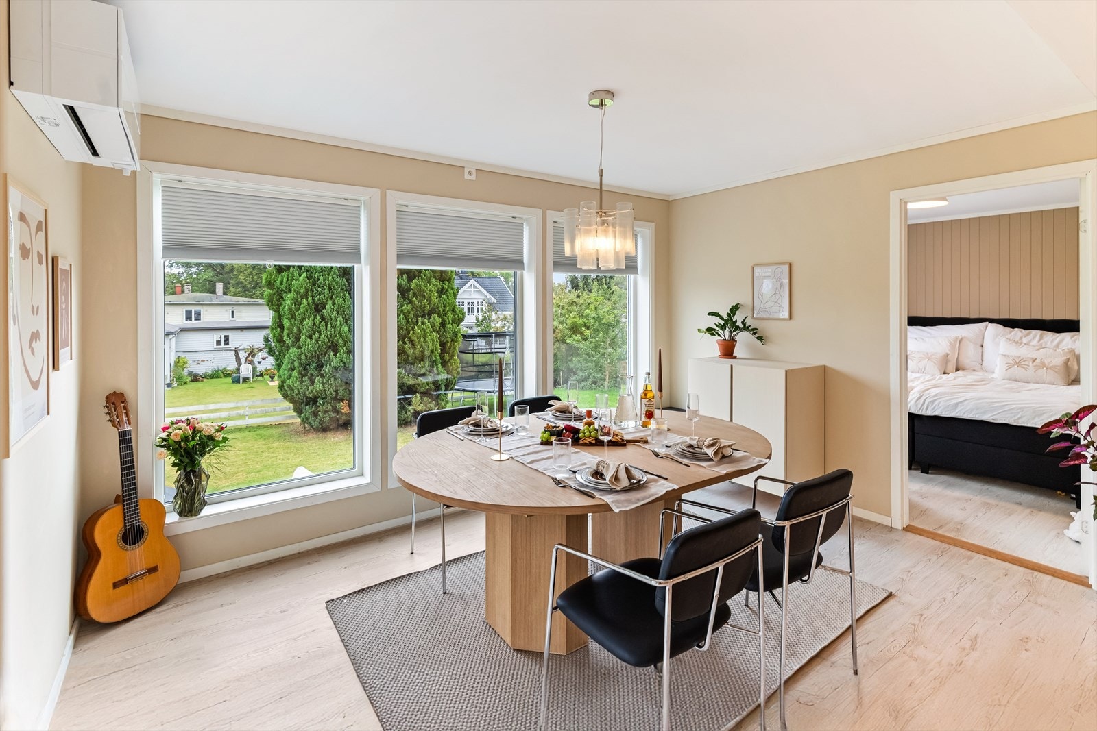 Dør til et av de tre soverommene Galleribilde