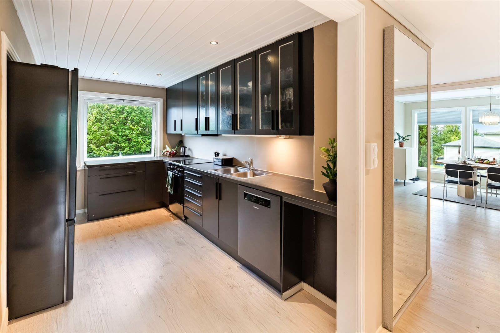 Innredningen er fra ca. 2007, med mørke, slette fronter og laminat benkeplate som gir et tidløst preg. Galleribilde