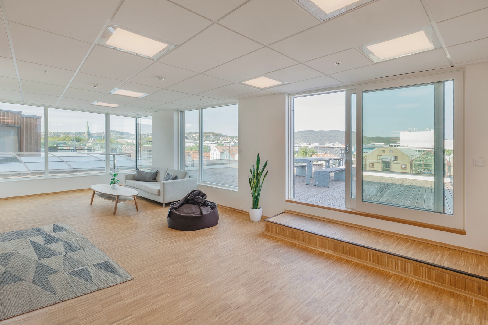 Store vindusflater og utgang til privat takterasse, på en av de beste tomtene i Trondheim Sentrum. Galleribilde