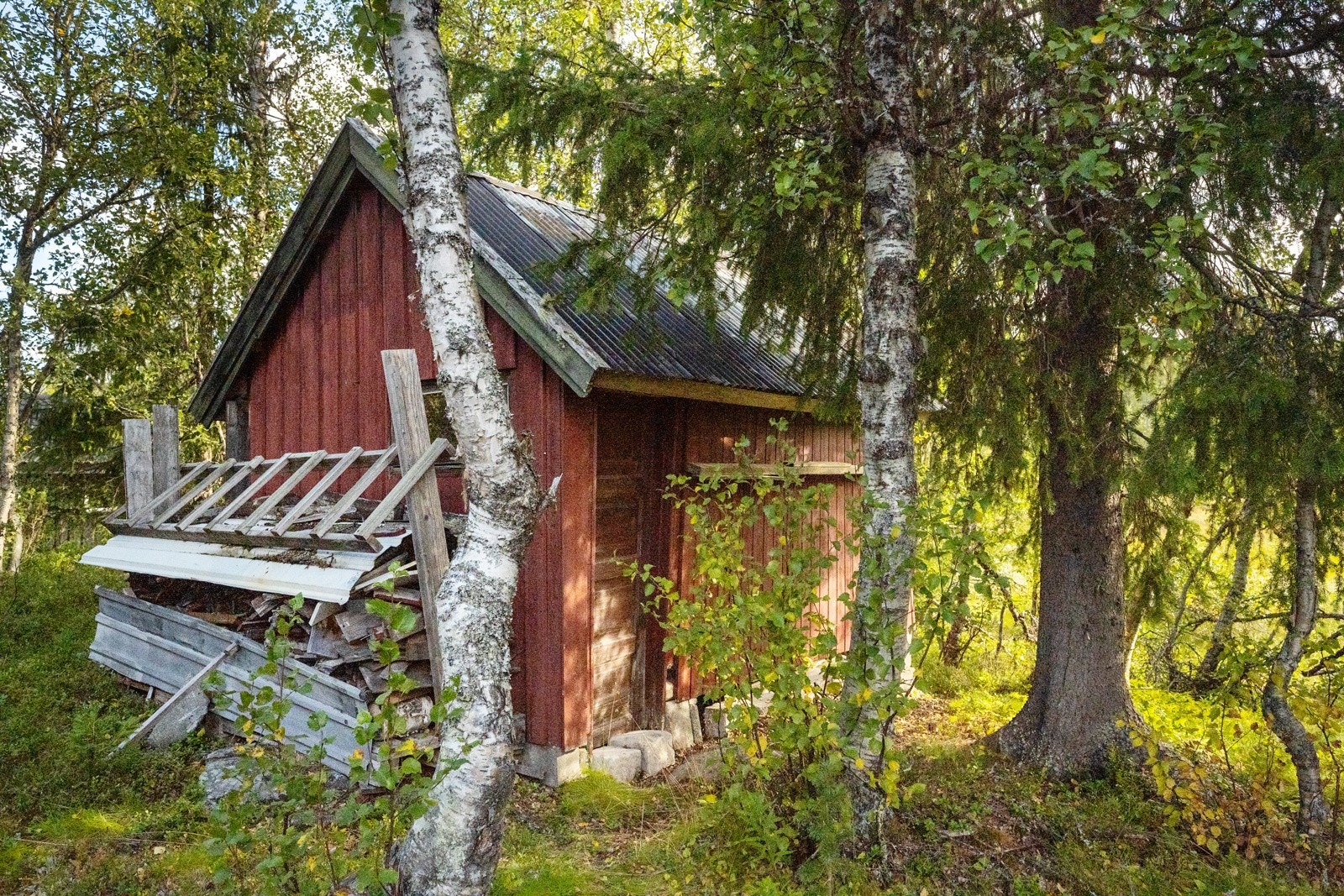 I tillegg er det et eldre uthus på eiendommen. Galleribilde
