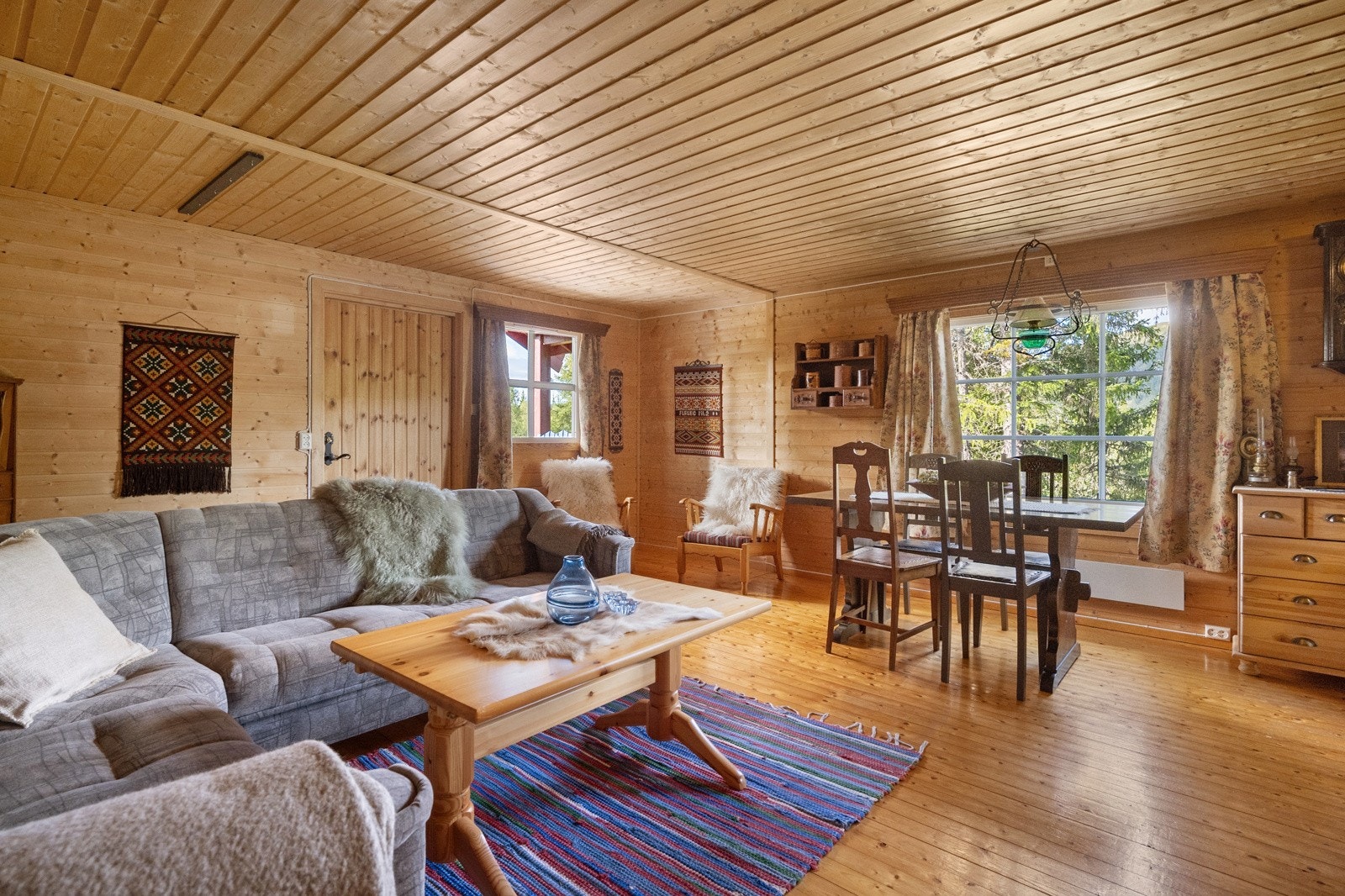 Innvendig finner du stue og kjøkken i åpen løsning Galleribilde