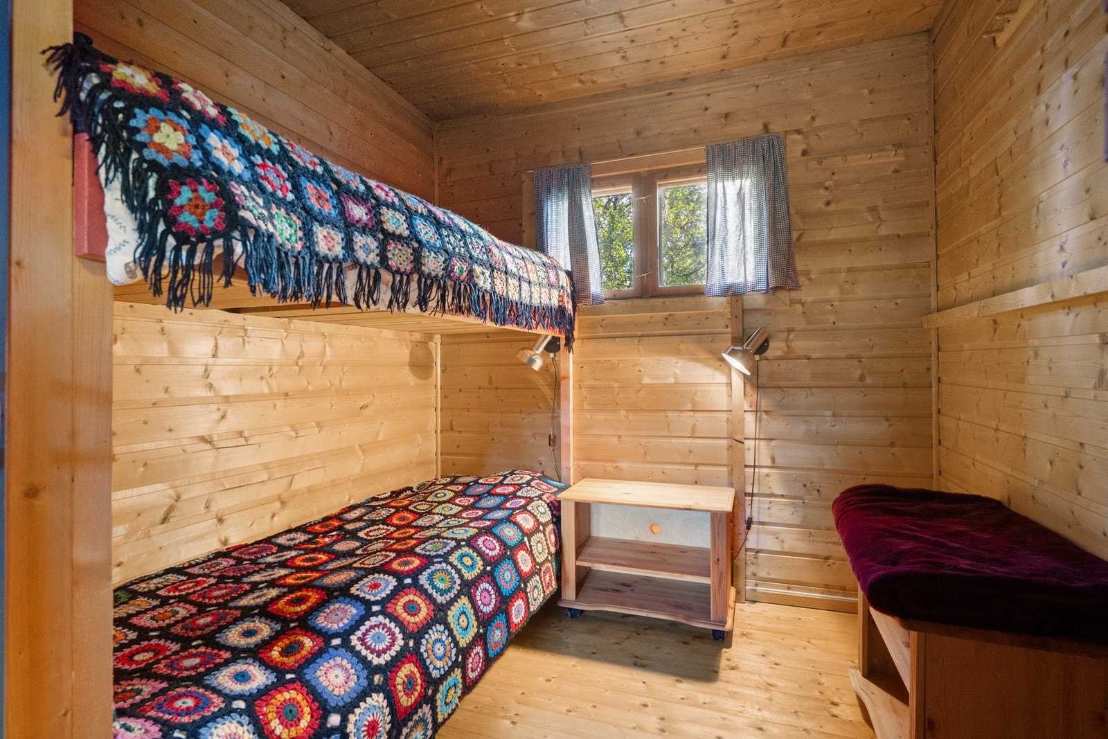 Innenfor kjøkkenet ligger en koselig sovealkove med køyeseng. Galleribilde