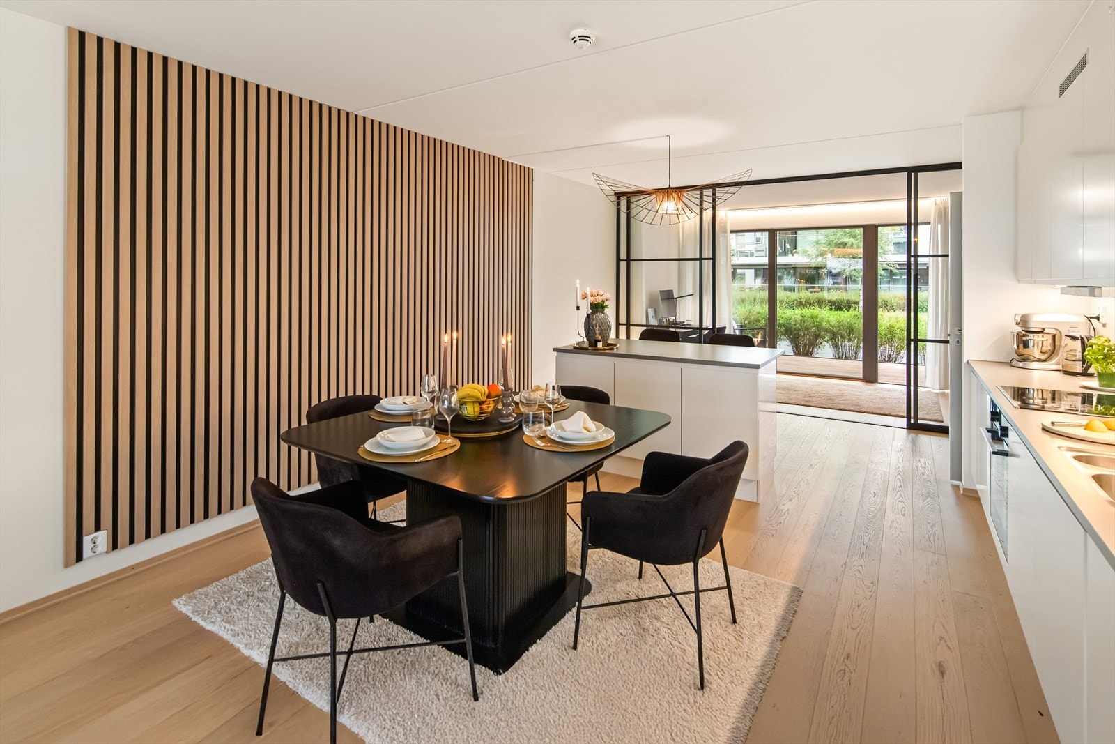 Stue og kjøkken ligger i en åpen og romslig løsning, med plass til både sofagruppe og spisestue. Galleribilde