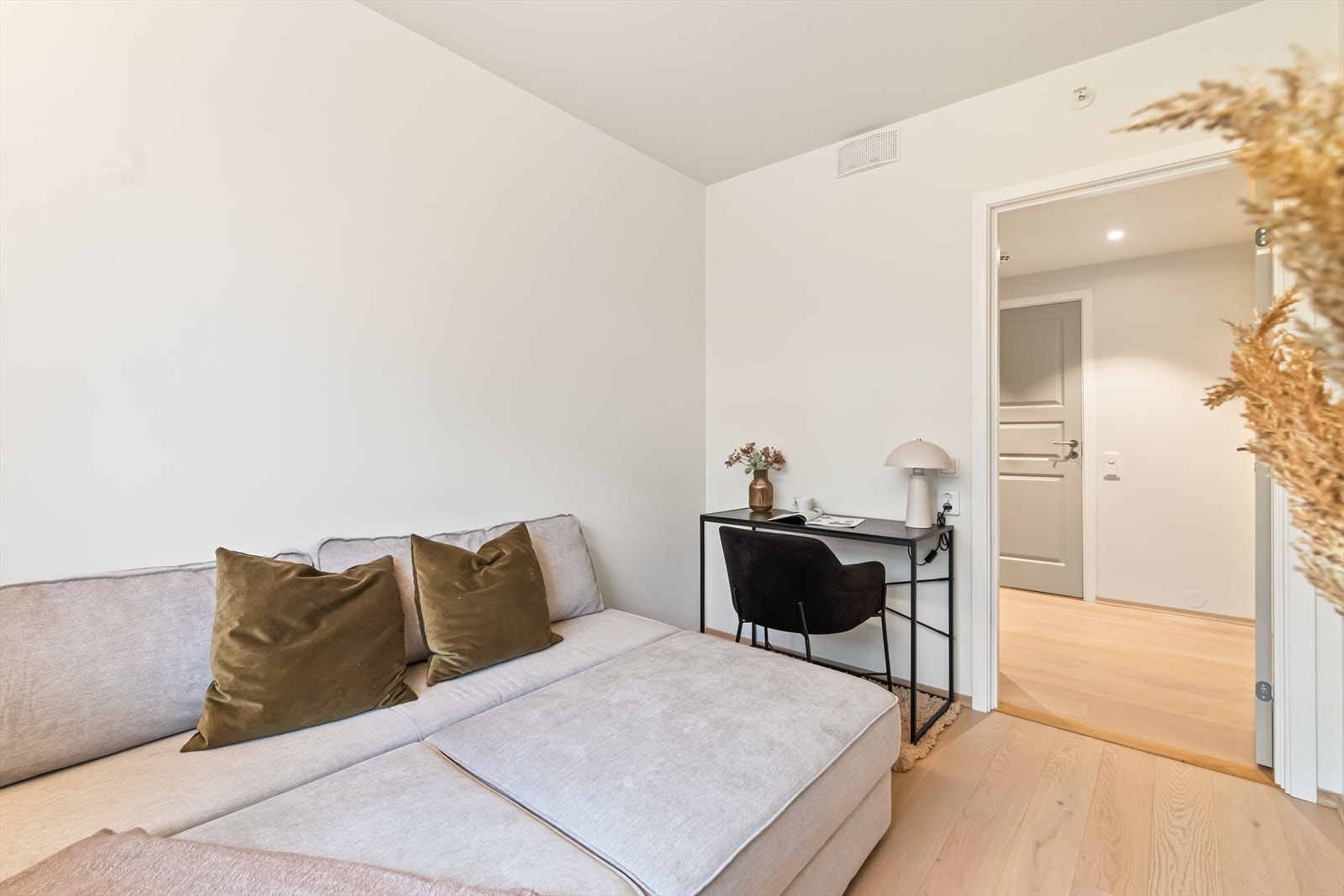 Soverom 2 har skyvedørsgarderobe og plass til seng og oppbevaringsmøbler. Galleribilde