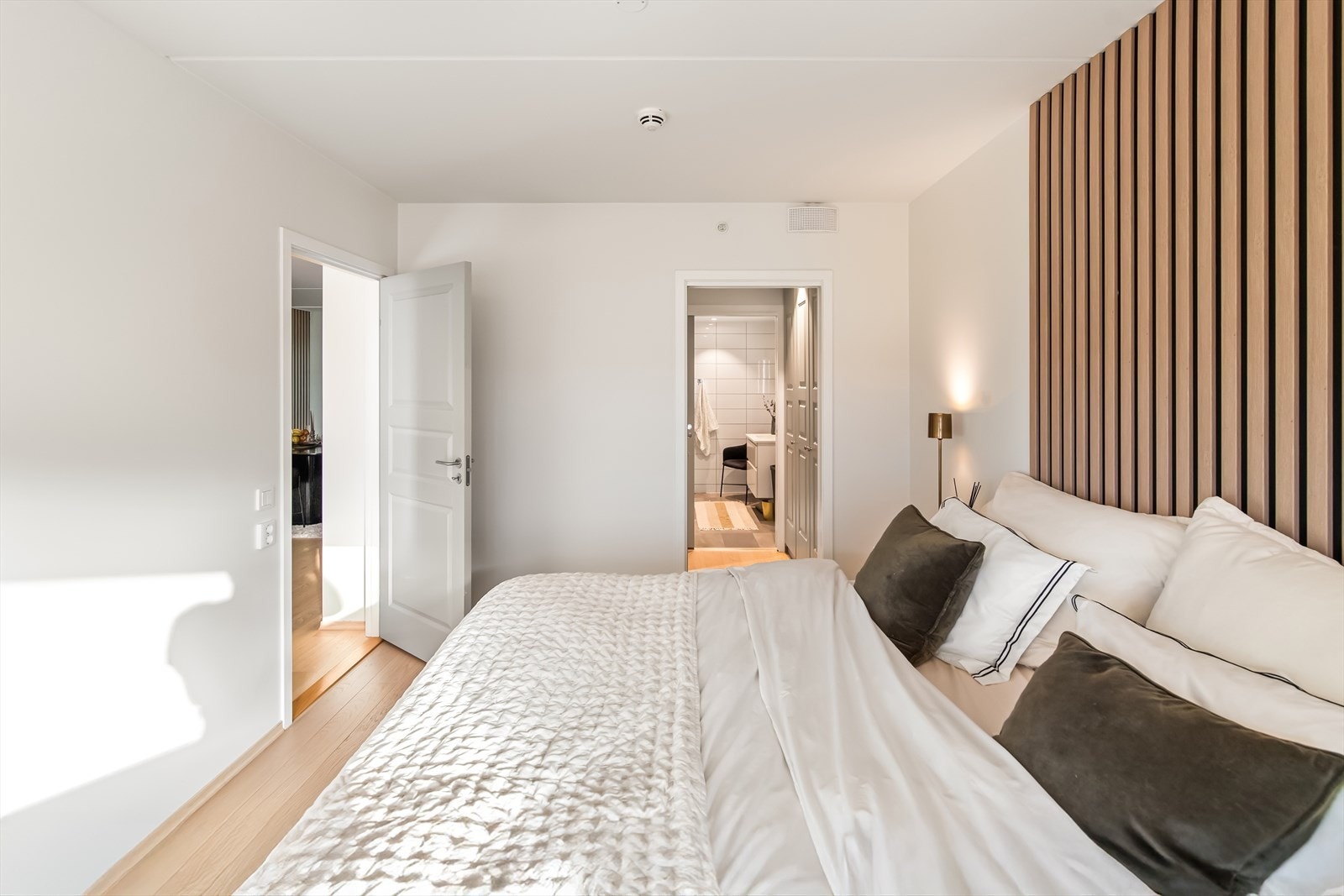 Hovedsoverommet har direkte tilknytning til eget bad samt walk-in-closet med spesialtilpasset innredning. Galleribilde