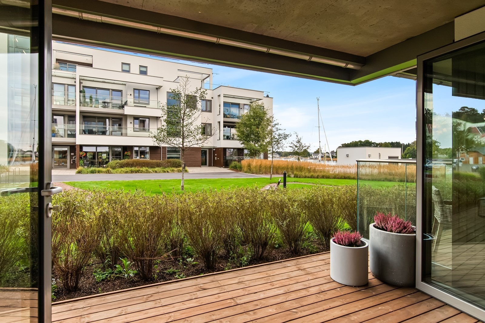 Fra stuen er det direkte utgang til to solrike terrasser/plattinger på til sammen ca. 25 kvm. Galleribilde