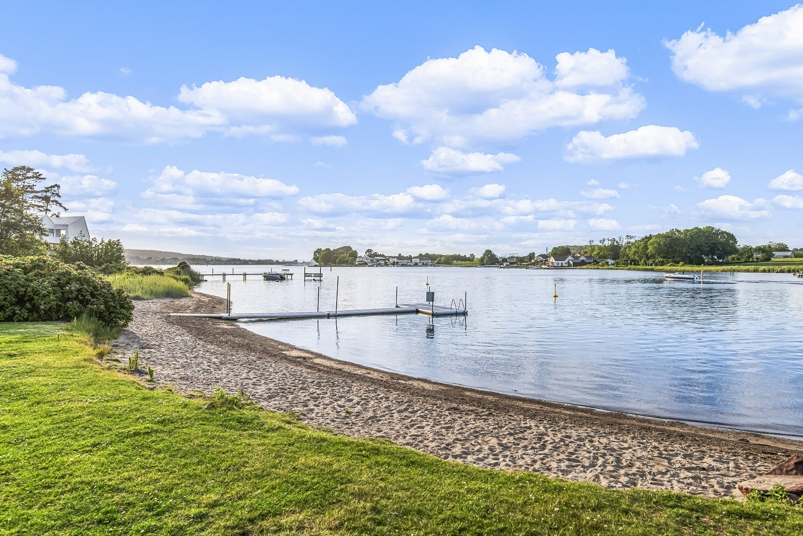 Rett utenfor egen inngangsdør er det etablert en sandstrand, sandvolleyballbane, offentlig grill og klatrestativer for barn. Galleribilde
