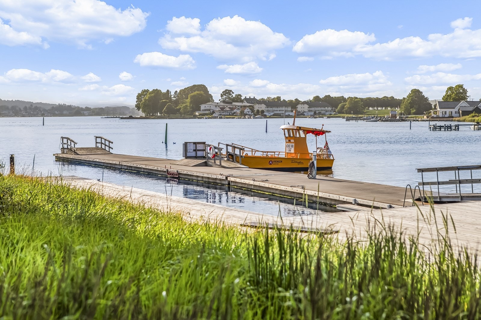Den populære ferjen Ole III har også fått et nytt hjem i Husøy Havn. Her det det etablert brygge og ferjebu, og ferjeturen fra Husøy til Husvik er ikke bare gratis - den tar kun 2 minutter, og er en opplevelse i seg selv. Galleribilde