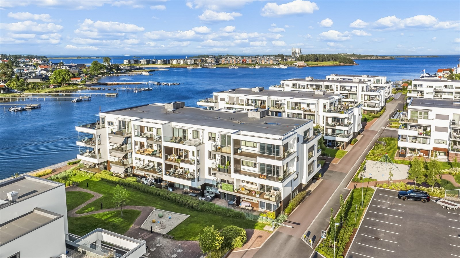 Eiendommen ligger idyllisk til rett ved vannkanten, og kun 10 minutter fra Tønsberg sentrum. Galleribilde