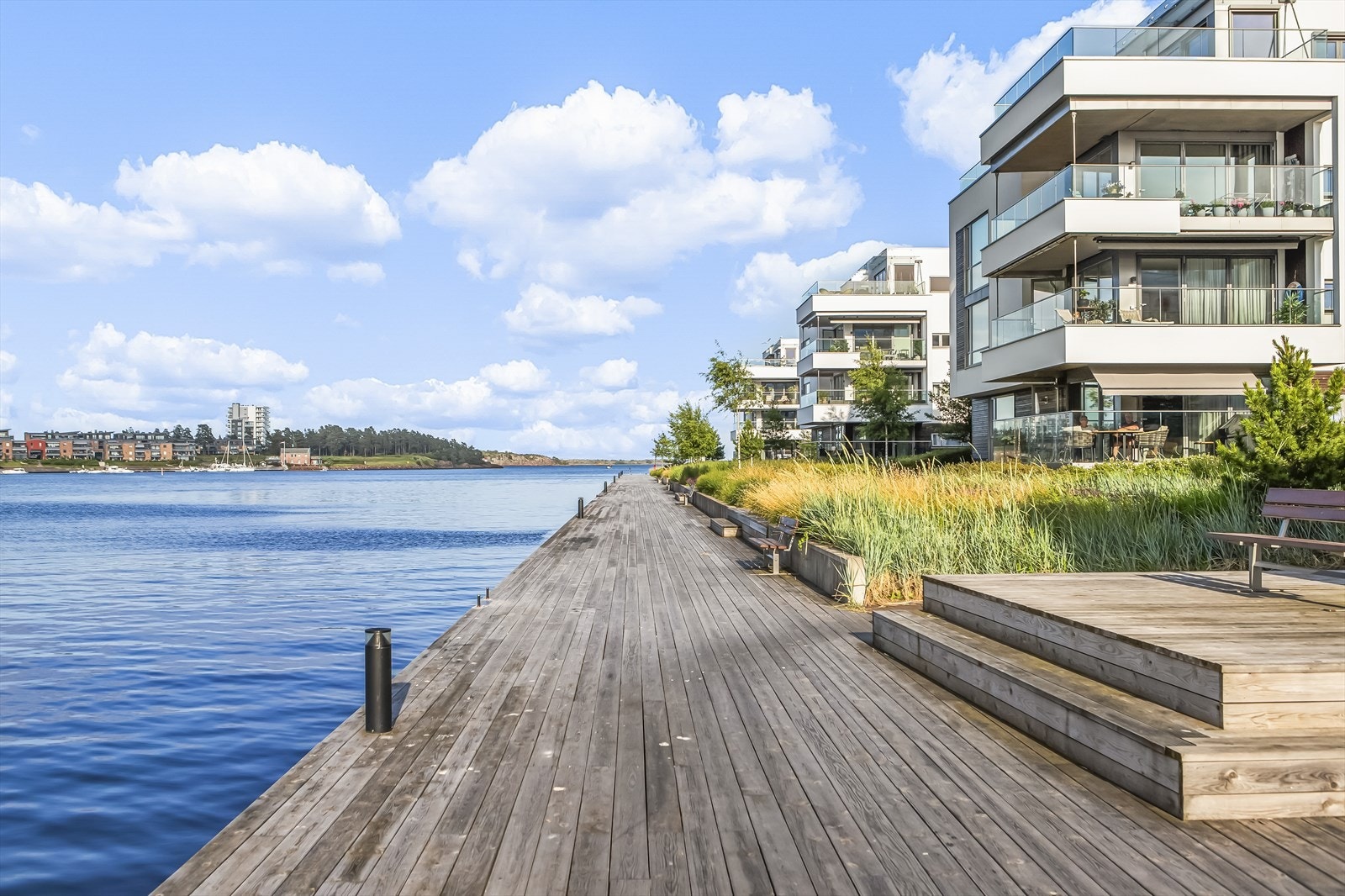 Her er det strand og brygge med flotte bademuligheter for alle aldersgrupper, og det muliggjør også for et fantastisk båtliv. Galleribilde