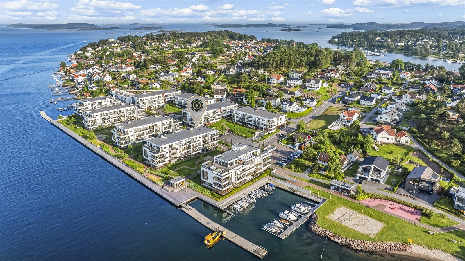 Nordvik Eiendomsmegling v/Christoffer Kvalshaugen ønsker deg velkommen til Strandveien 35A på Husøy! Foto: Fotograf Magik Galleribilde