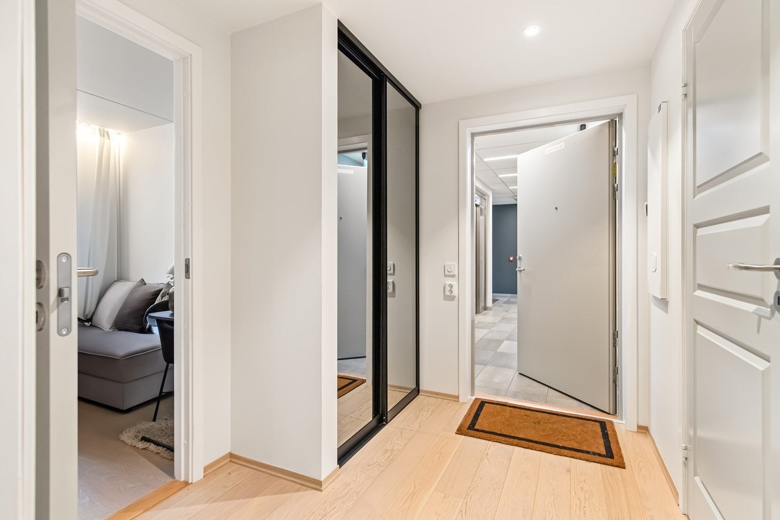 Her er det skyvedørsgarderobe rett innenfor døren, samt sikringsskap med automatsikringer. Galleribilde