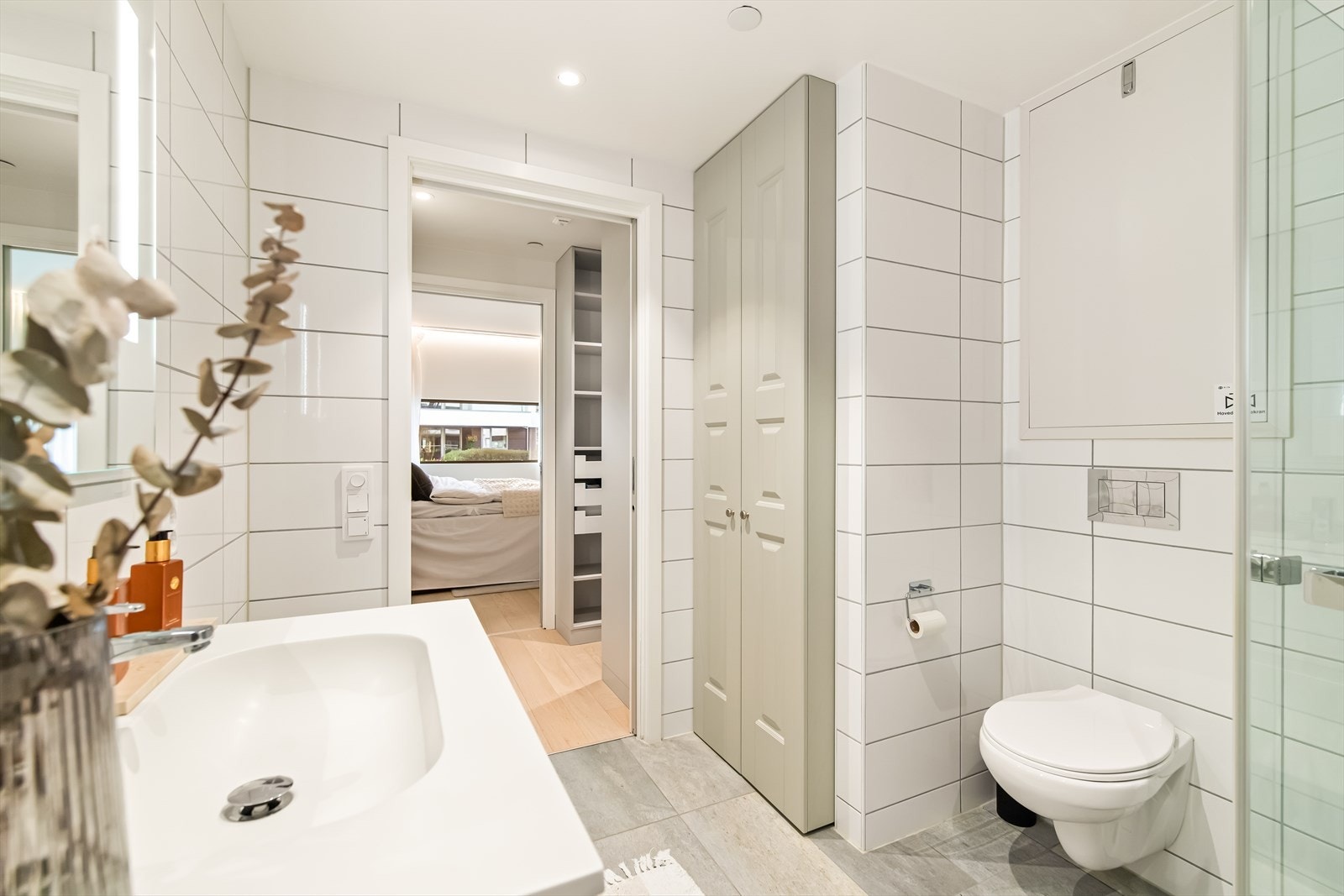 Leiligheten har to bad, begge med flislagte overflater, vegghengt toalett, dusjhjørne og baderomsinnredning. Galleribilde