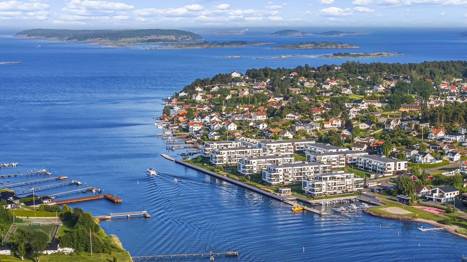 Her bor du med sjøutsikt, sandstrand, kyststi, kajakker til utlån og ferjeforbindelse rett utenfor døren. Velkommen til visning! Galleribilde