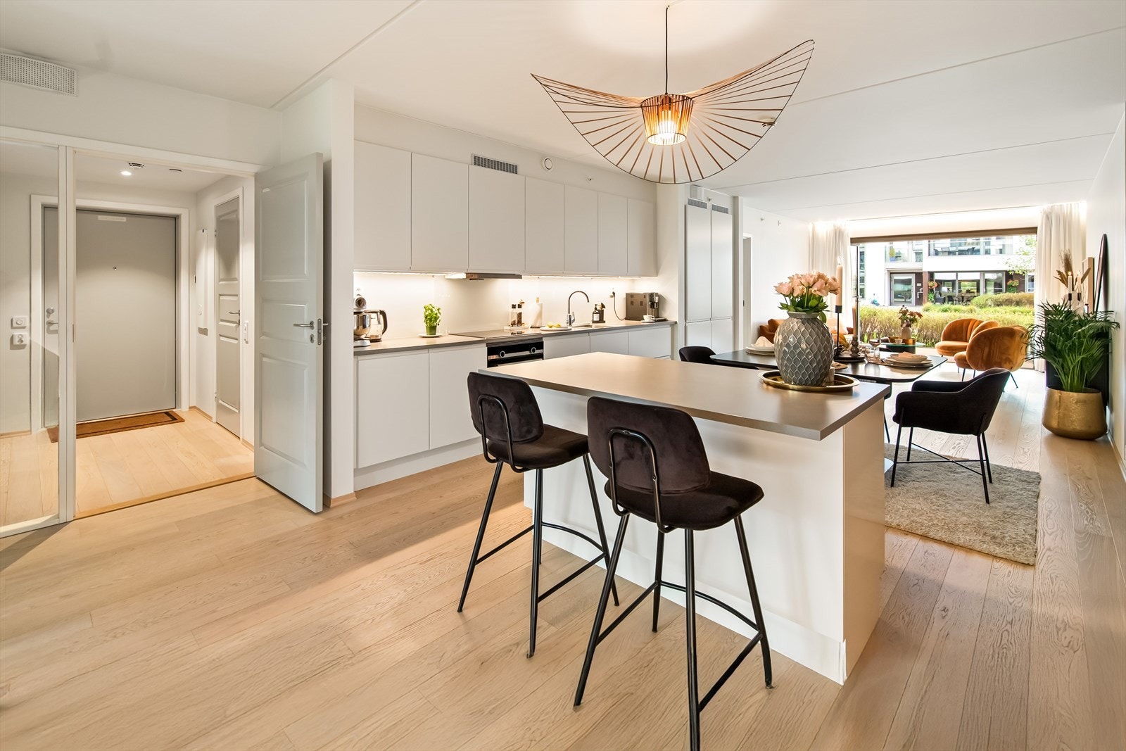 Kjøkkenet er levert med glatte fronter, laminat benkeplate og moderne integrerte hvitevarer: doble kjøl-/fryseskap, oppvaskmaskin, induksjonstopp, stekeovn, vannstoppsystem og komfyrvakt. Galleribilde