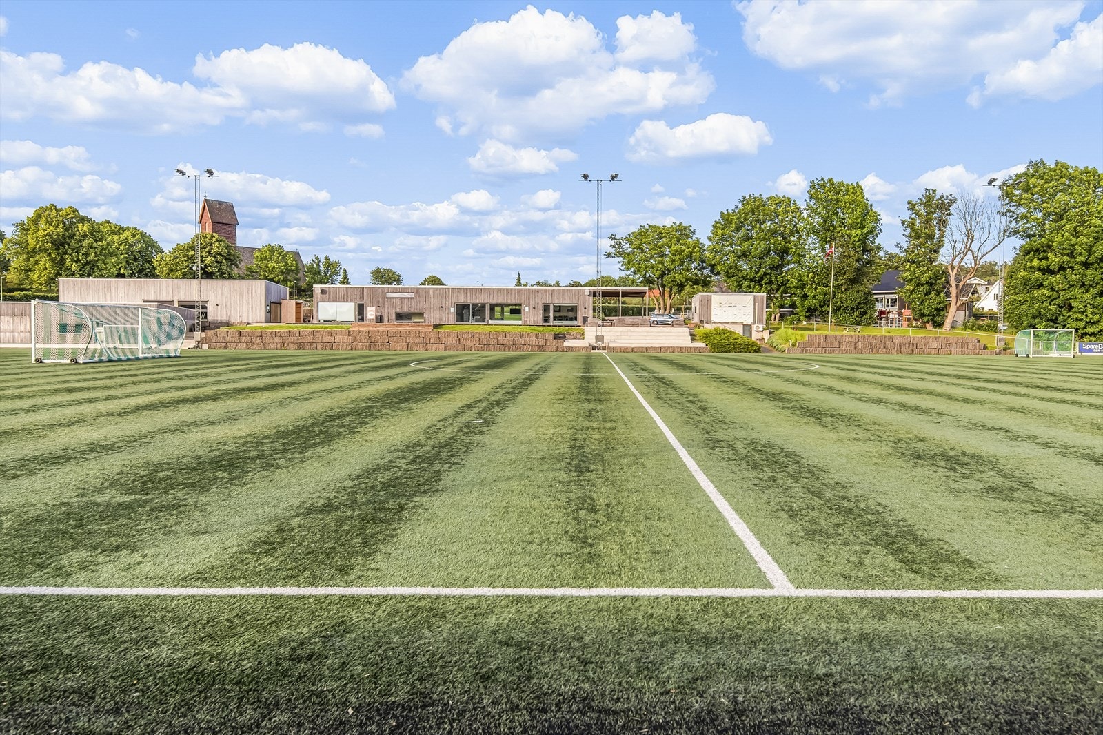 Husøy arena ligger i gangavstand fra boligen. Galleribilde