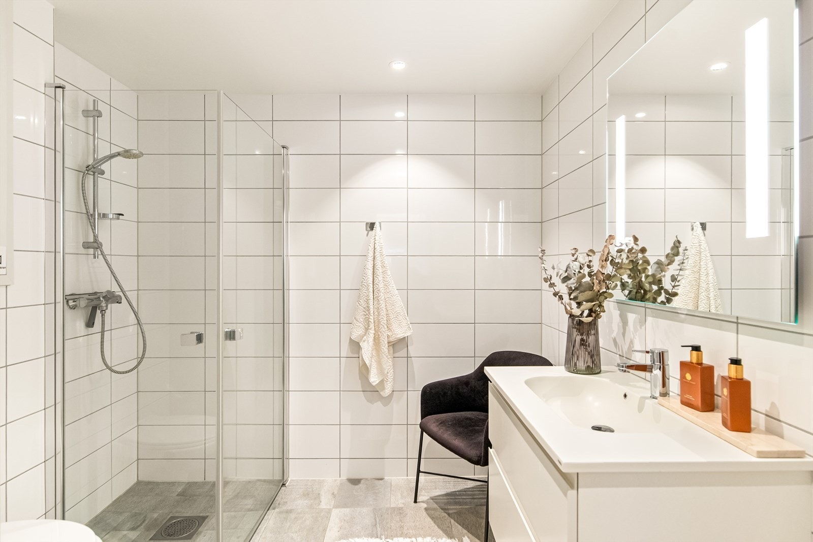 Begge rom har elektriske varmekabler i gulvet og balansert ventilasjon. Galleribilde