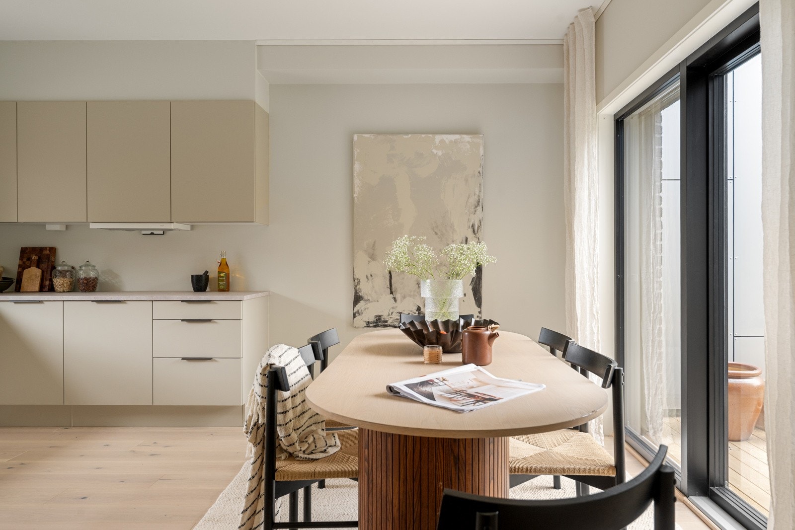 Godt med naturlig lys inn i boligen. Galleribilde