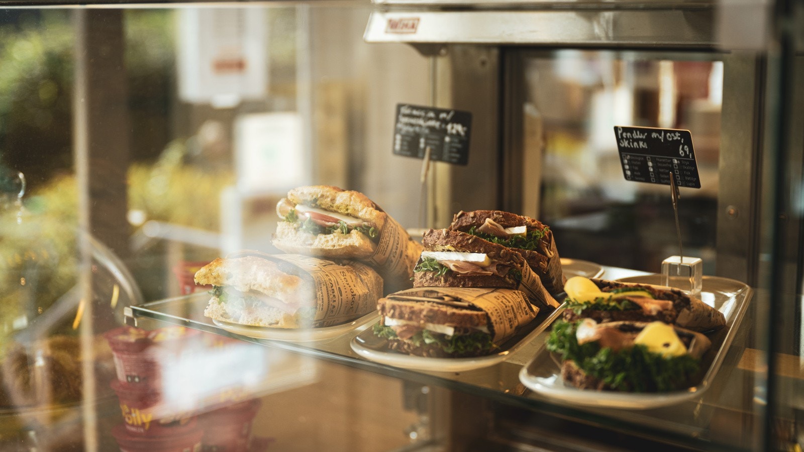 Ås sentrum har et variert servicetilbud med dagligvarebutikker, kafeer, restauranter, apotek, frisør, Vinmonopol og kjøpesenteret Ås Kvartal. Galleribilde