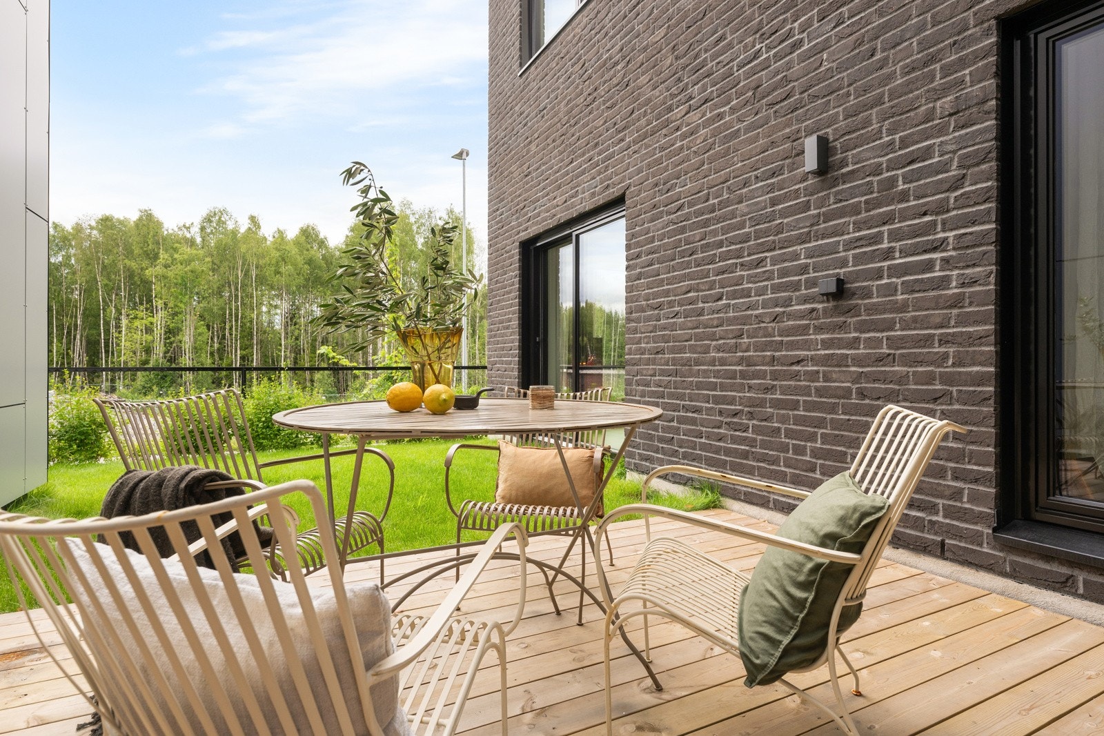 Bildene i annonsen er fra en annen tilsvarende bolig i prosjektet. Det er avvik mellom bildene og den faktiske plasseringen til boligen som selges. Galleribilde