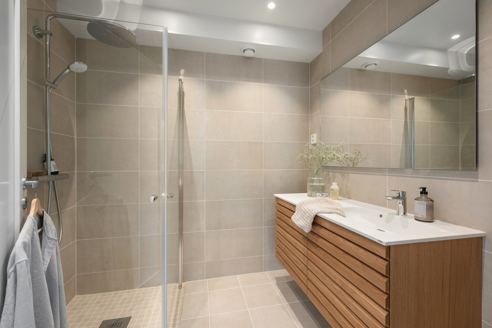 Delikate baderom med innredning fra HTH. Galleribilde