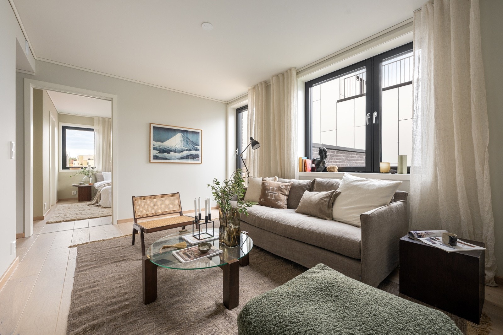 I boligens andre etasje er det 3 soverom, 2 bad og stue. Videre utgang til privat takterrasse. Galleribilde