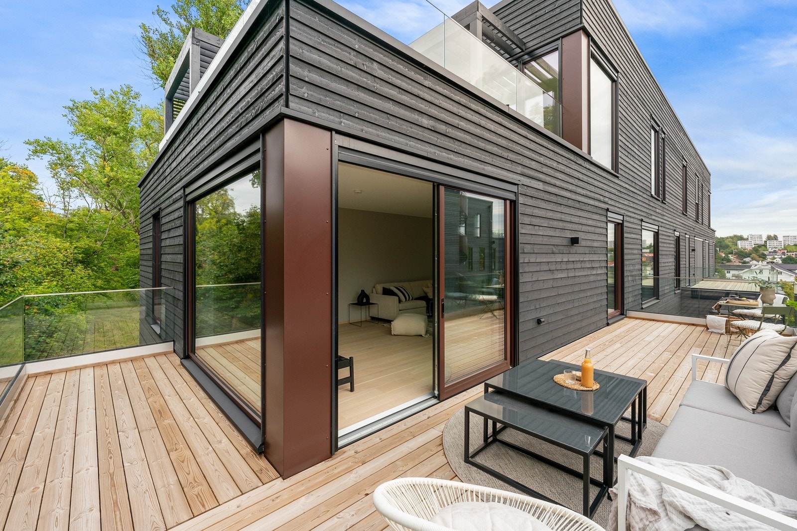 Romslig uteplass Galleribilde