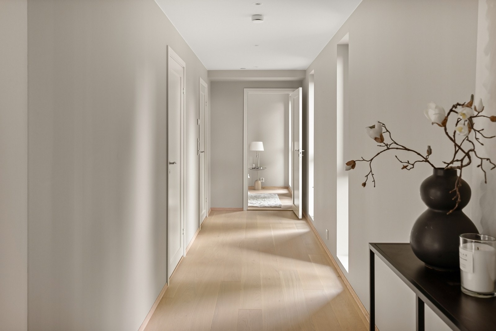 Entre med inngang til bad, og soverommene Galleribilde