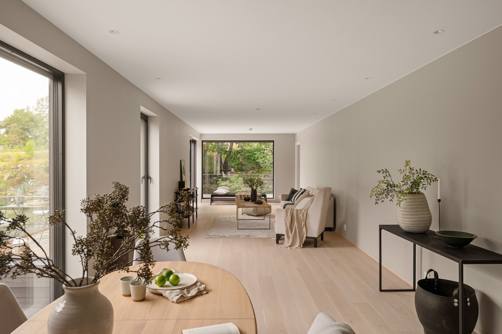 Store vinduer som gir godt med sollys Galleribilde