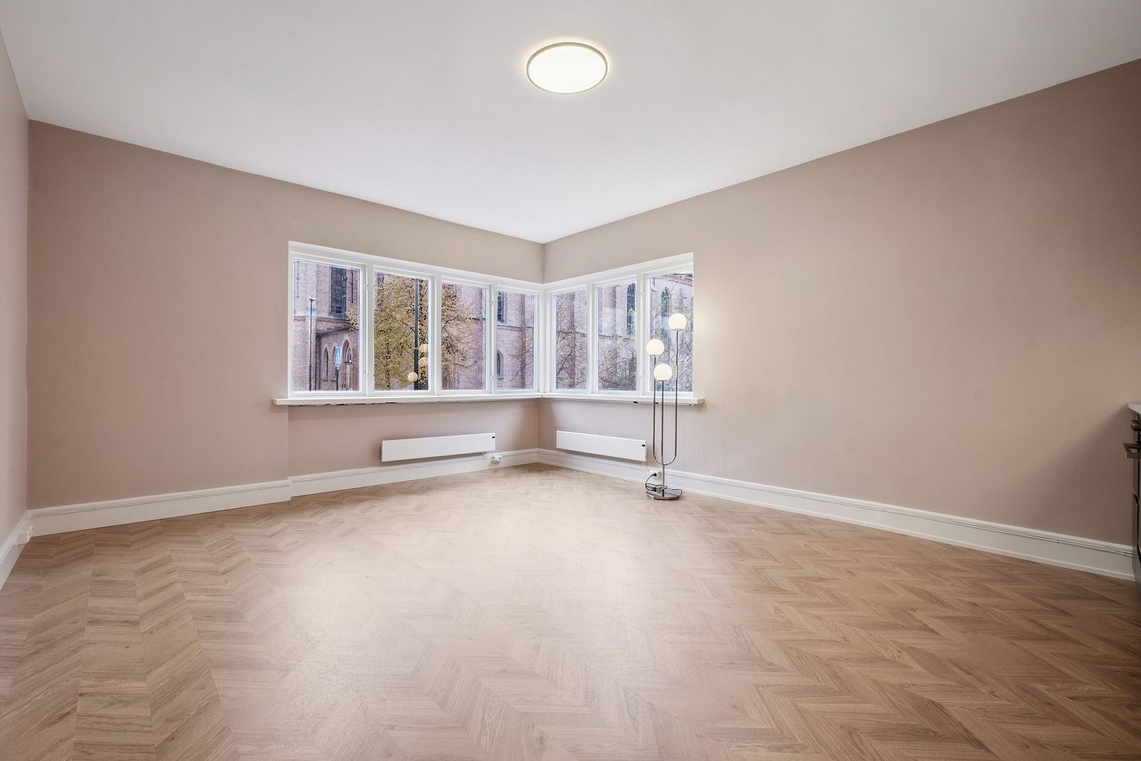 Hyggelig stue med vinduer ut Galleribilde