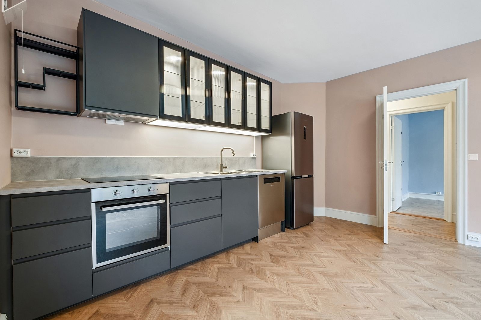 Nytt kjøkken med mye skapplass Galleribilde