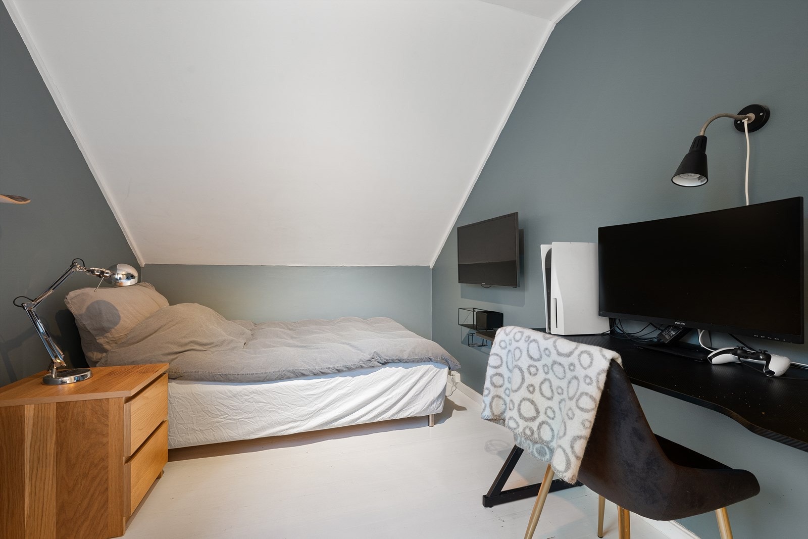 Soverommene har malte overflater og plass til seng, garderobe og skrivepult Galleribilde