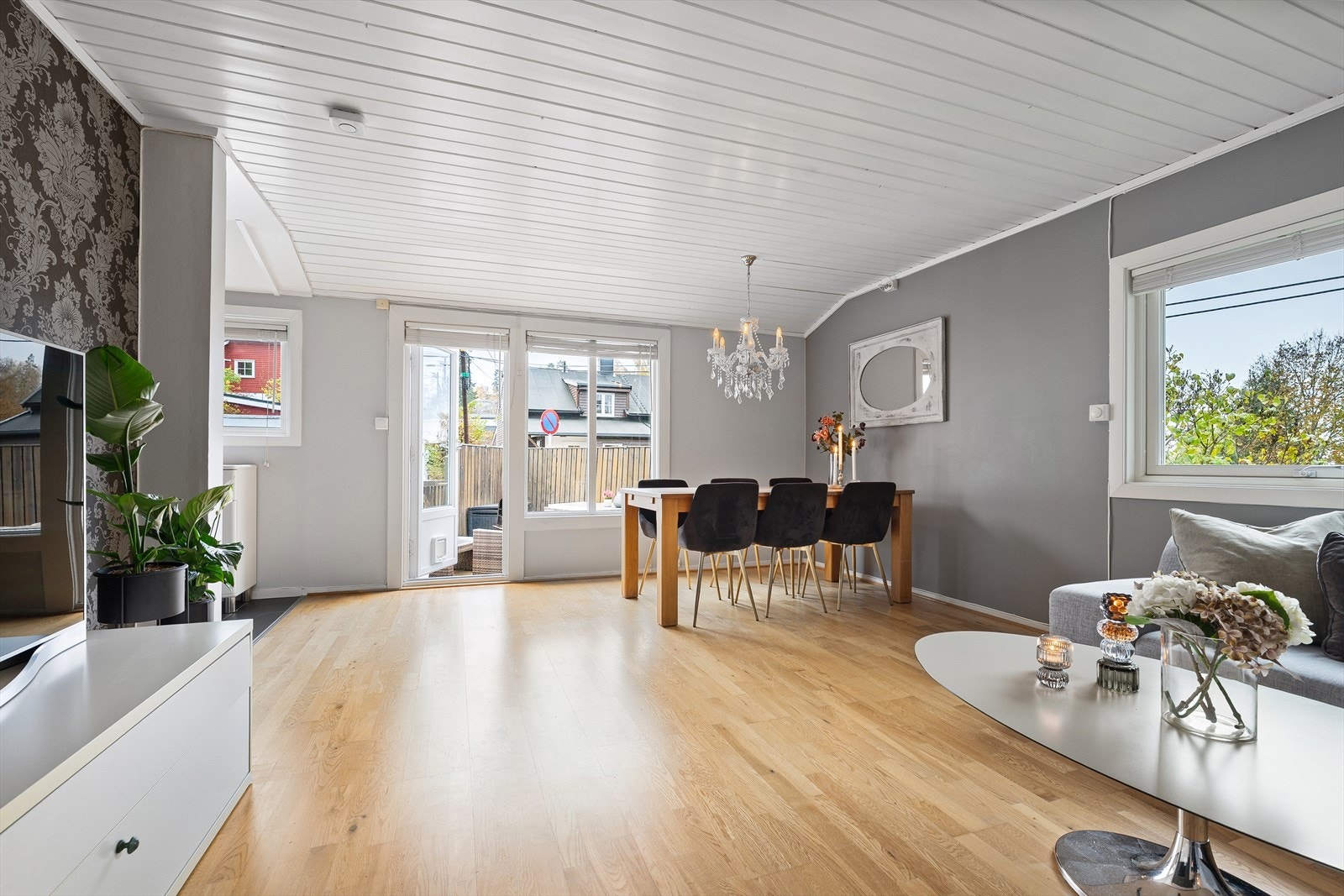 De store vindusflatene slipper inn rikelig med dagslys og skaper en behagelig atmosfære Galleribilde