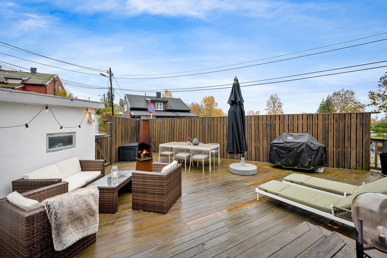 Hagen og terrassen har meget gode solforhold fra morgen til kveld Galleribilde