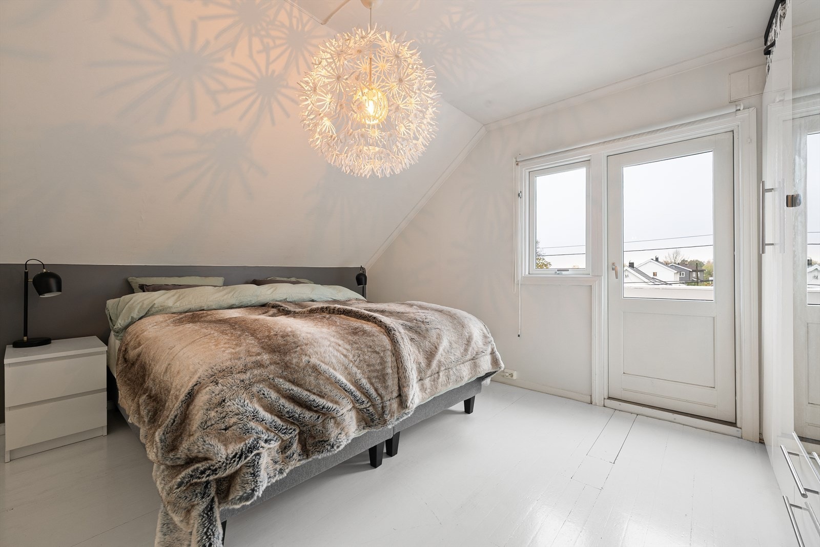 Det ene soverommet har utgang til balkong på ca. 6 kvm med gode solforhold Galleribilde