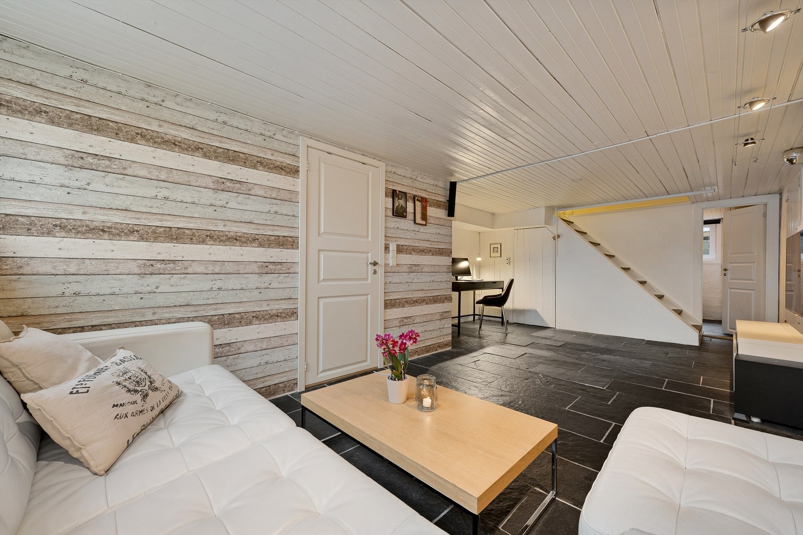 Her er det innredet kjellerstue Galleribilde