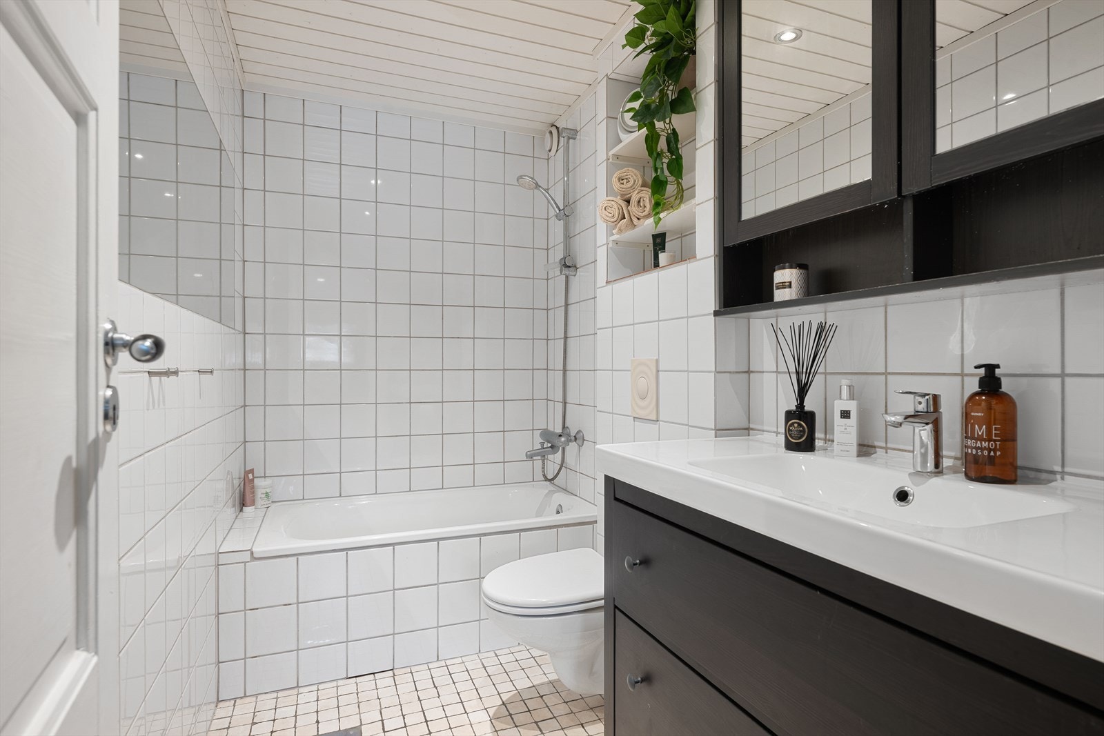 Fliselagt bad fra 2003 med badekar, servant og toalett Galleribilde