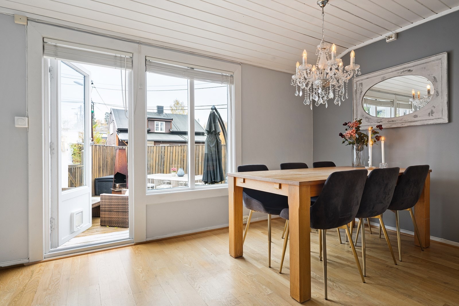 Fra stuen er det utgang til stor terrasse på 58 kvm Galleribilde