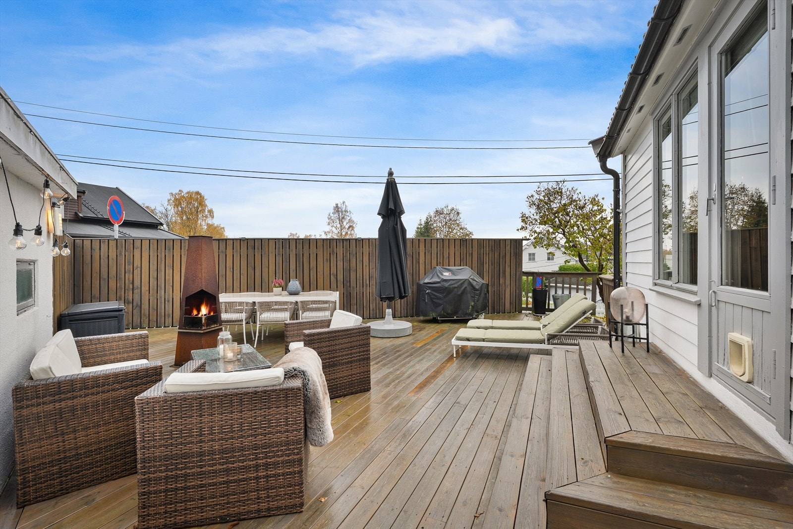 Terrassen er et perfekt sted for avslapning og sosiale sammenkomster gjennom sommerhalvåret Galleribilde