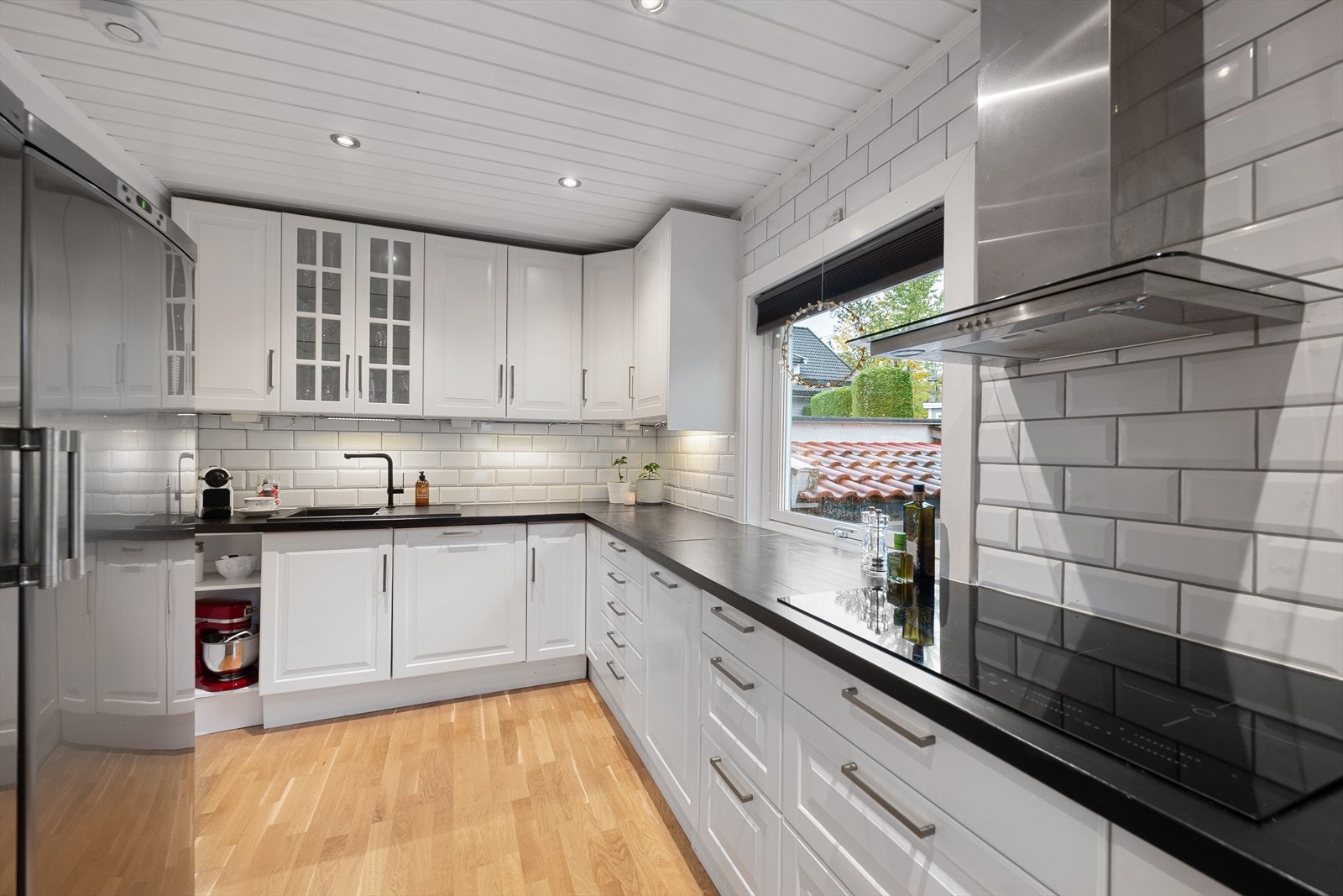 Kjøkken med profilerte fronter, heltre benkeplater og ventilator med avtrekk ut Galleribilde