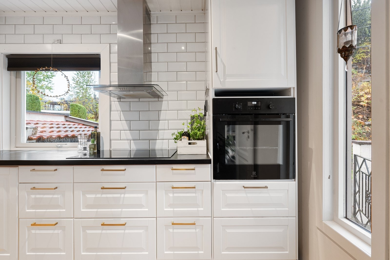 Kjøkkenet har godt med skap- og benkeplass Galleribilde