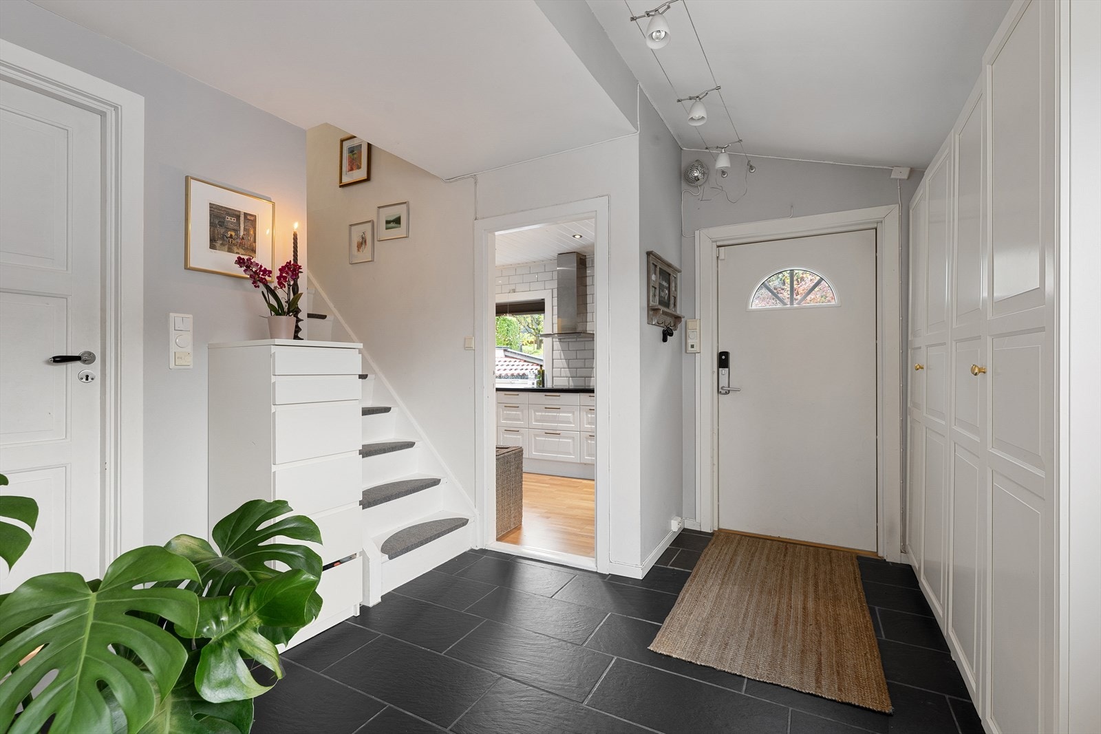 Fra gangen er det adkomst til boligens hovedrom samt trapp opp til 2. etasje Galleribilde