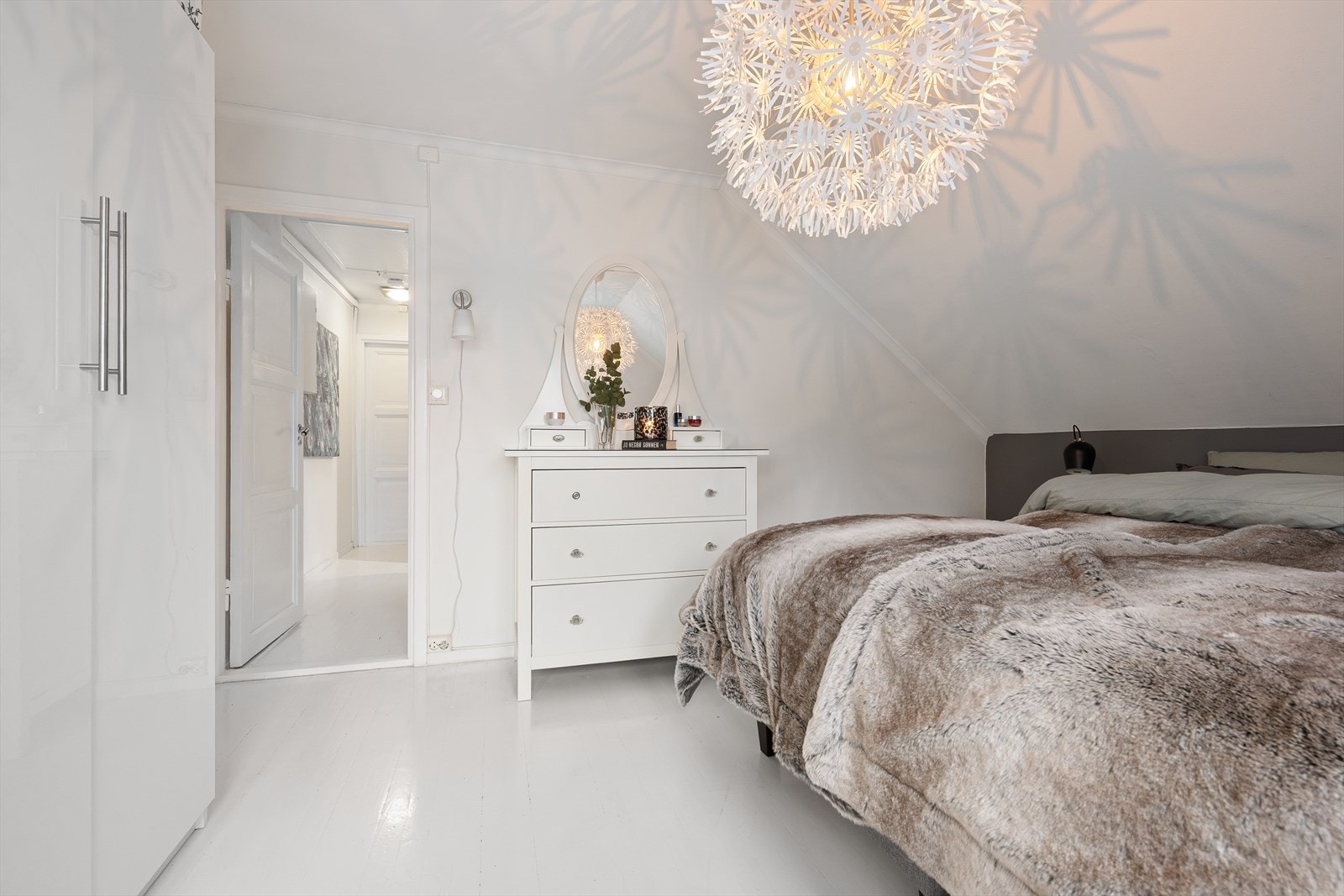 Boligen har tre lyse og trivelige soverom i 2. etasje Galleribilde