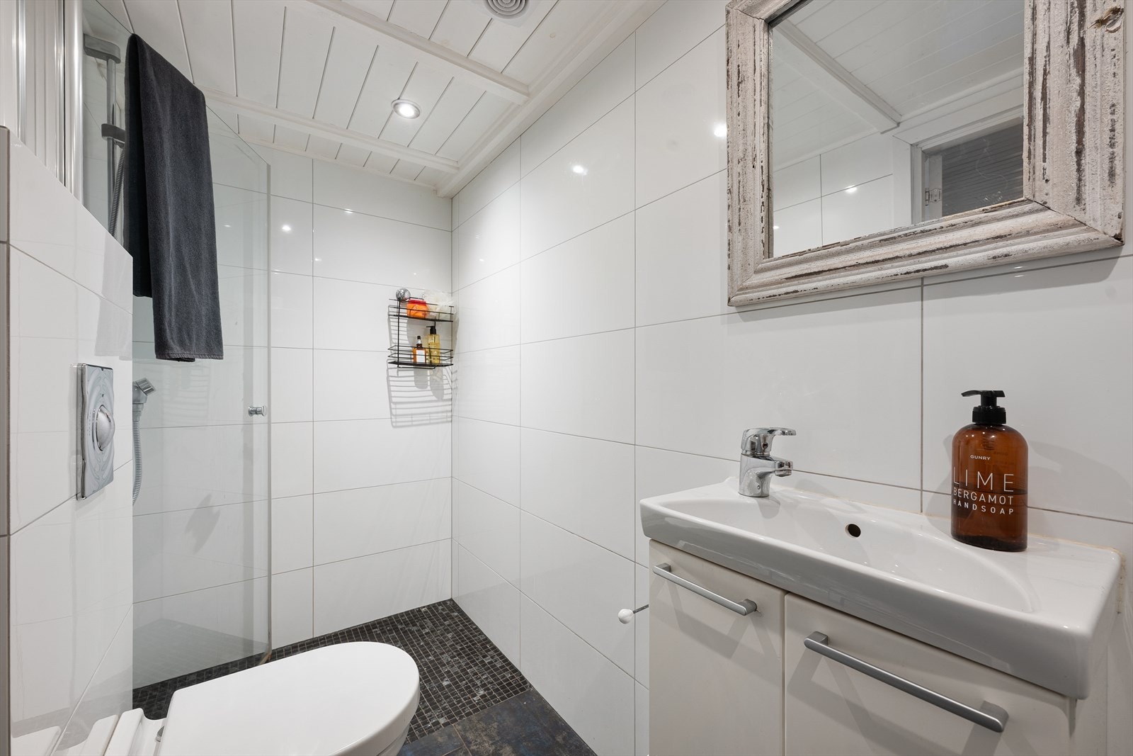 Delikat bad fra 2012 med moderne innredning og flislagte overflater - varme i gulv Galleribilde