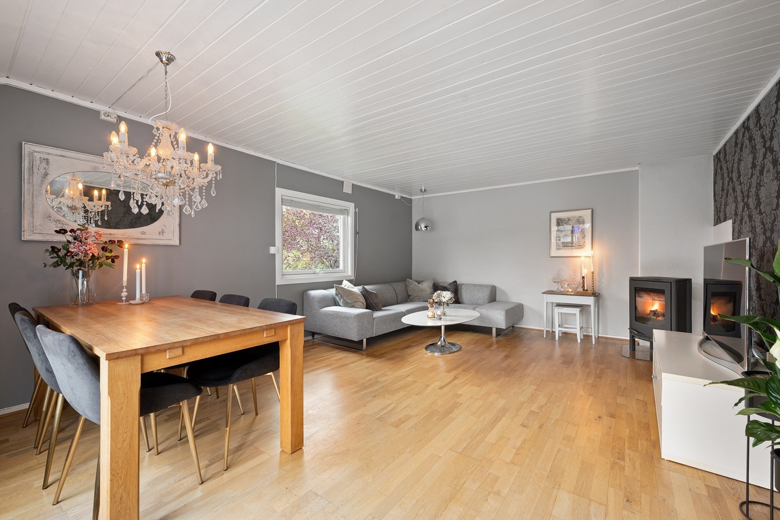 Det er malt tregulv og malte flater på veggene Galleribilde