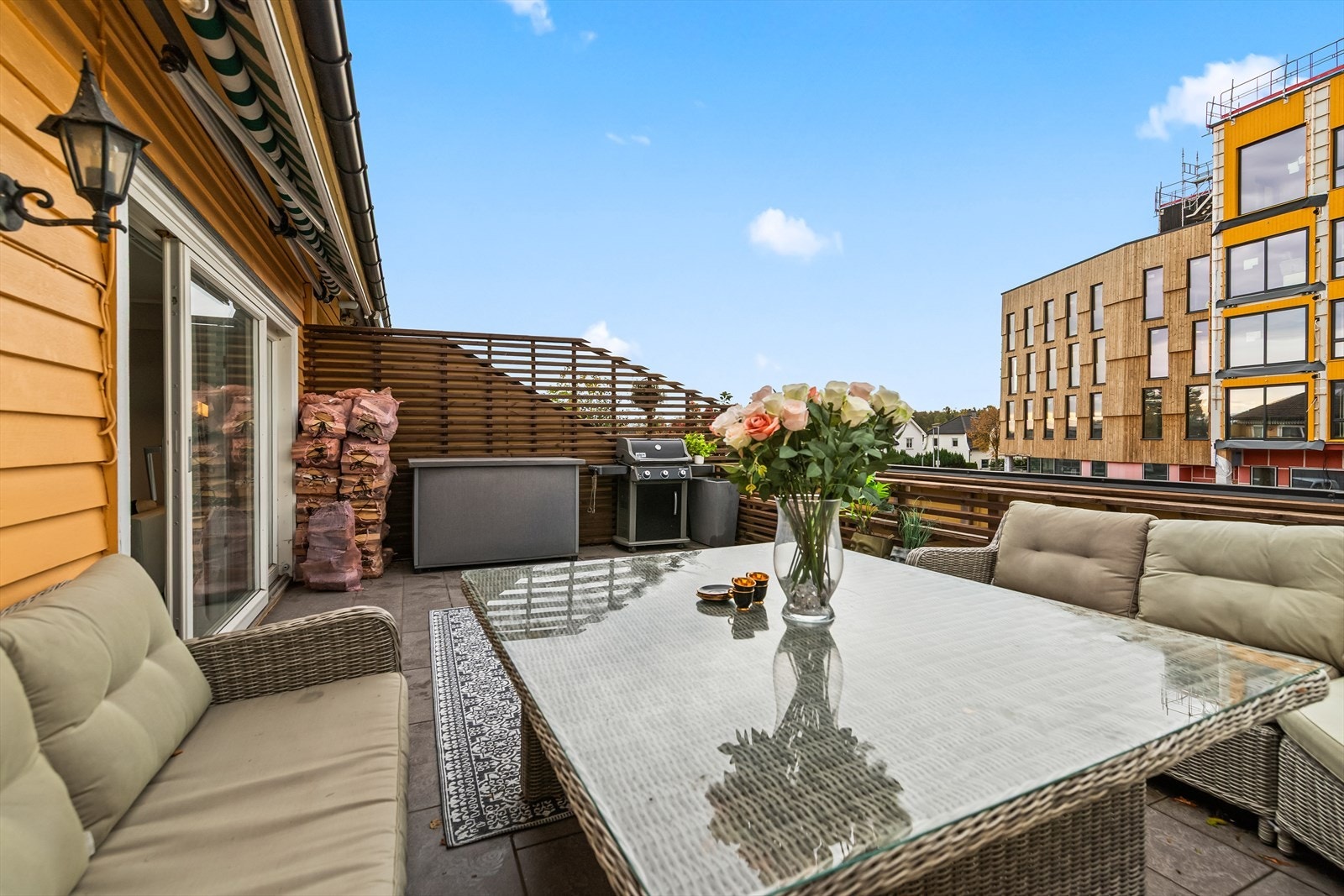 Her er det god plass til ønskelig utemøblement og hyggelig beplantning. Galleribilde