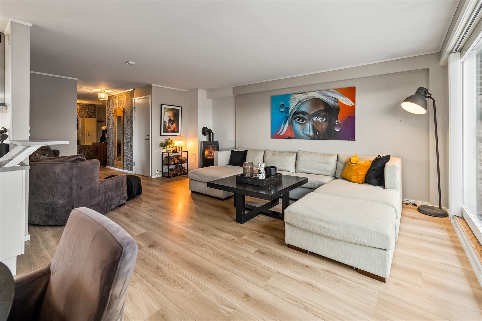 Overflatene i oppholdssonen er holdt lyse og tidløse fra gulv til tak. Galleribilde