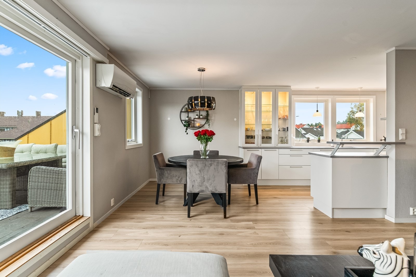 Spiseplassen ligger i tilknytning til kjøkkenet og har god plass til langbord - perfekt for sosiale sammenkomster med venner og familie. Galleribilde