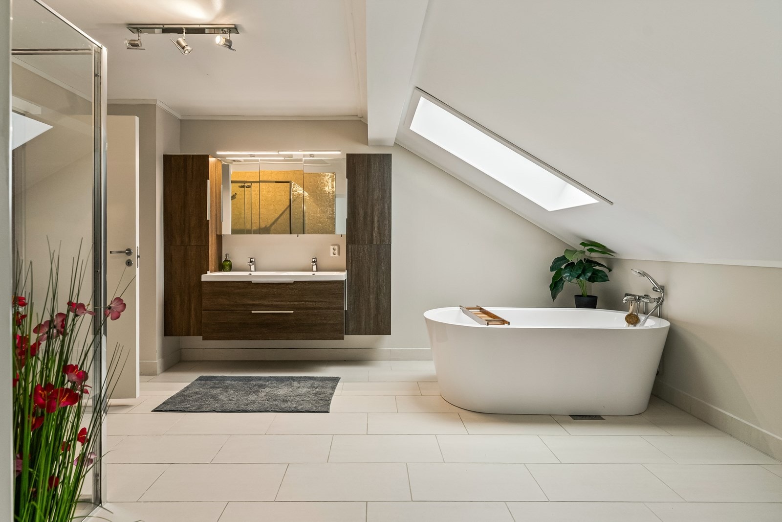 Leiligheten har to lekre bad, begge helfliset og pusset opp med gjennomført stil. Galleribilde